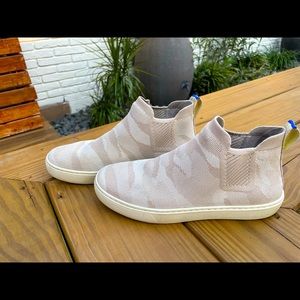 Rothy’s Chelsea size 8.5 Camo beige